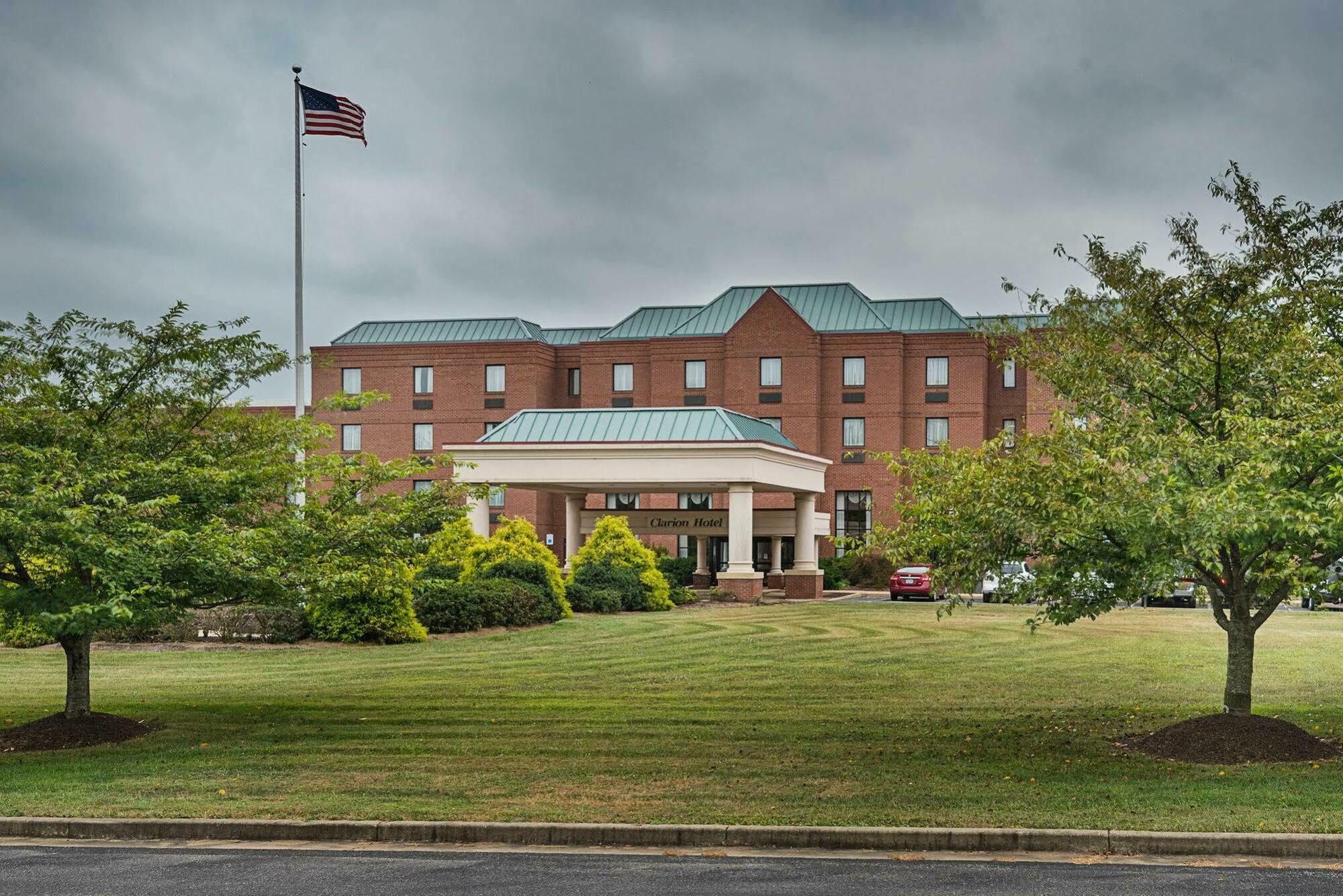Clarion Hotel & Conference Center Shepherdstown Exterior photo
